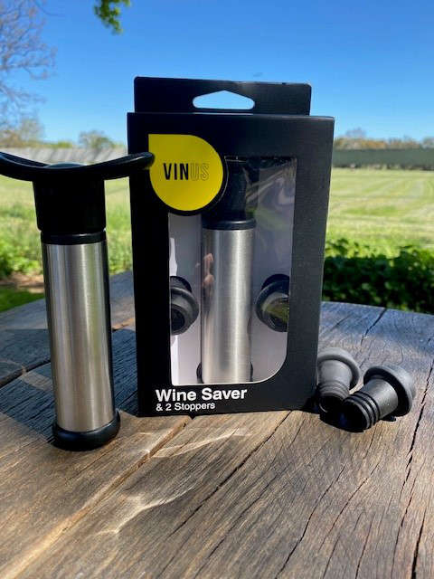 Wine Saver & 2 Stoppers